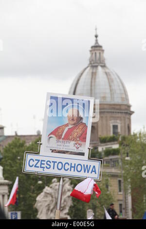 Roma, Italia. 27 apr 2014. Ai pellegrini provenienti da tutto il mondo riuniti in Vaticano per celebrare la canonizzazione di Papa Giovanni Paolo Foto Stock