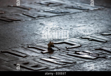 (140428) -- Gerusalemme, 28 aprile 2014 (Xinhua) -- Un fiore è prevista sull'iscrizione di Buchenwald campo di concentramento presso la Sala di Commemorazione del Yad Vahsem museo commemorativo di Holocaust in Gerusalemme, il 28 aprile 2014. Da domenica sera a lunedì, Israele ha ufficialmente commemorato i sei milioni di Ebrei che erano stati massa-assassinato dalla Germania nazista alla fine degli anni trenta e i primi anni quaranta durante la Seconda Guerra Mondiale. Il lunedì mattina il governo israeliano ha partecipato a una ghirlanda-posa cerimonia in occasione della visita al Mausoleo di Yad Vashem dove i nomi delle vittime dell'Olocausto sono state esposte e a due minuti la sirena si sono ascoltati in tutta ISR Foto Stock