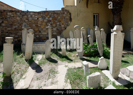 Turco ottomana cimitero con lapidi di marmo castello-fortezza Kastro città di Chios Chios Grecia iniziato nel x secolo da Foto Stock