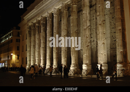 L'Italia. Roma. Tempio di Adriano Hadrianeum o. Anno 145. Colonnato con colonne corinzie. Piazza di Pietra (Piazza di Pietra). Foto Stock