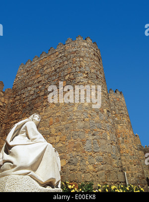 Spagna. Castiglia e Leon. Avila. Un monumento di Teresa d Avila (1515-1582) e la porta della fortezza, del XII secolo. Foto Stock