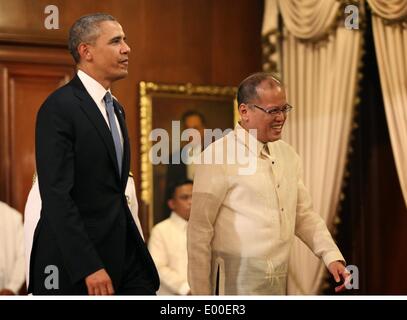 Il Presidente Usa Barack Obama è scortato dal presidente filippino S. Benigno Aquino III alla loro riunione bilaterale tenutasi presso la Sala della Musica del Malaca-un Palace Aprile 28, 2014 a Manila nelle Filippine. Foto Stock