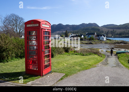 Telefono rosso scatola nel villaggio di Plockton costa ovest della Scozia UK Foto Stock