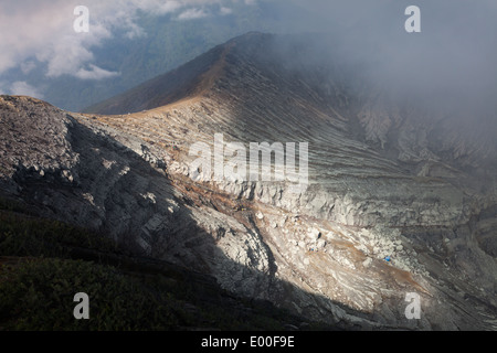 Paesaggio di Kawah Ijen - Crater Rim sulla sinistra (Banyuwangi Regency, East Java, Indonesia) Foto Stock