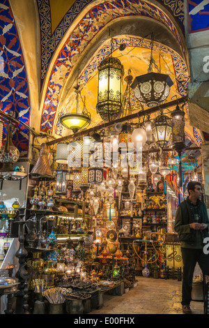 Una bancarella vendendo le lampade in Grand Bazaar, Sultanahmet, Istanbul, Turchia Foto Stock