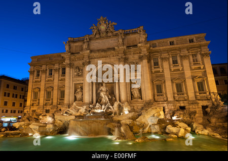 La fontana di Trevi a Roma di notte Foto Stock