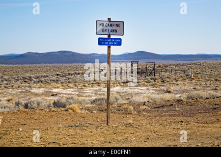 Un divertente segno nel mezzo del deserto di Oregon vicino alla città di fratelli, Oregon Foto Stock