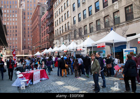 New York, Stati Uniti d'America. 27 apr 2014. Scena di strada al TriBeCa Festival di famiglia, come parte del Tribeca Film Festival di New York City; 27 aprile 2014 Credit: Louis Champion/Alamy Live News Foto Stock