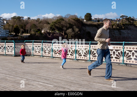 CARDIFF REGNO UNITO MARZO 2014 - Famiglia giocando su Penarth Pier Foto Stock