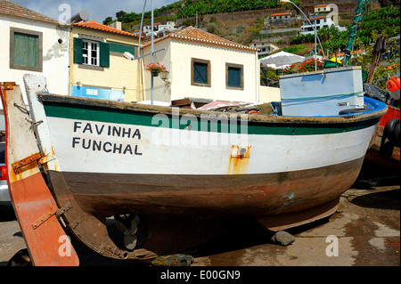 Madeira Portogallo barche da pesca sulla terra asciutta in Camara de Lobos Foto Stock