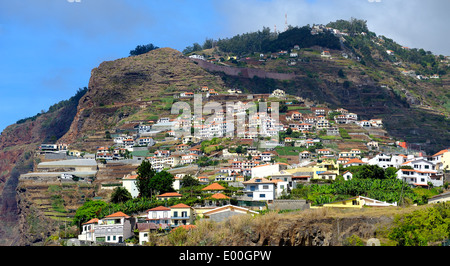 Madeira Portogallo. Ville e case nel villaggio di pescatori di Camara de Lobos Foto Stock