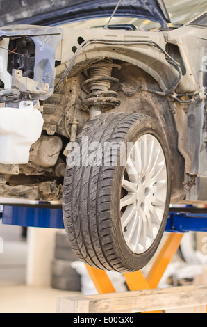 Auto sul ponte in garage preparato per la riparazione. Foto Stock