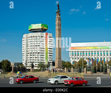 Piazza della Repubblica con il monumento di indipendenza, Almaty, Kazakhstan Foto Stock