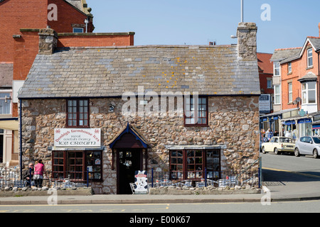 Cafe nel vecchio cottage in pietra sul lungomare di Rhos-on-Sea, Colwyn Bay, Conwy, il Galles del Nord, Regno Unito, Gran Bretagna Foto Stock