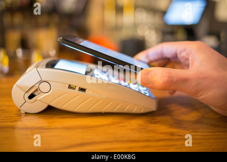 Maschio smartphone mano wallet negozio di pagamento Foto Stock