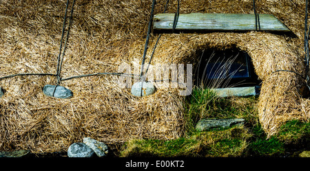 Chiudere fino al dettaglio Gearrannan nero della casa di villaggio, isola di Lewis, Ebridi Esterne, Scozia Foto Stock