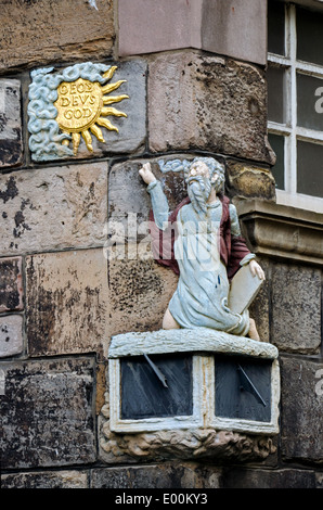 Mosè rappresentato rivolto al sole su una meridiana sull'angolo di John Knox's House sulla High Street, Edimburgo, Scozia, Regno Unito. Foto Stock