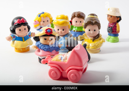 Il Fisher Price poca gente marca di giocattoli con la Disney princess Snow White, Cenerentola e Belle la bella e la Bestia Foto Stock