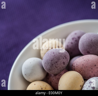 Chiazzato candy ricoperte di cioccolato uova di pasqua Foto Stock