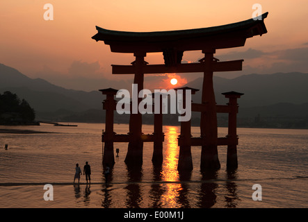 Itsukushima è un isola nella parte occidentale del Mare Interno del Giappone, a nord-ovest della baia di Hiroshima. Foto Stock