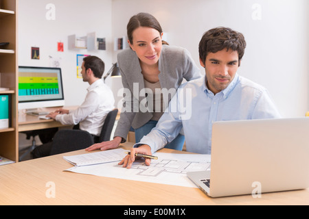 Imprenditore Busineeswoman desk computer start-up Foto Stock