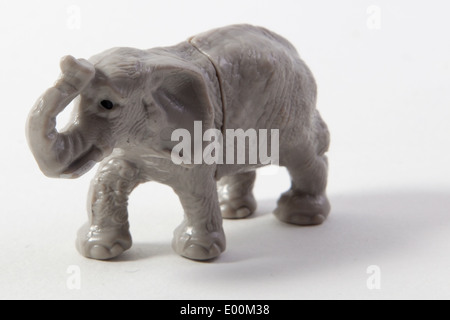 Giocattoli di plastica e le figure a partire da un set di giochi, dinosauri, animali da fattoria e animali da zoo Foto Stock