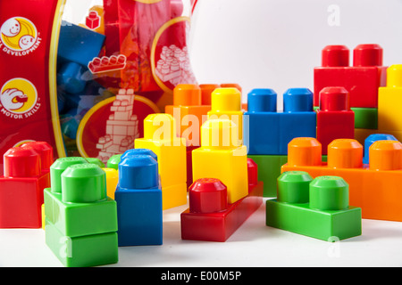 Mega edificio blocchi e blocchi di costruzione per pre scuola i bambini e i neonati e i bambini piccoli Foto Stock