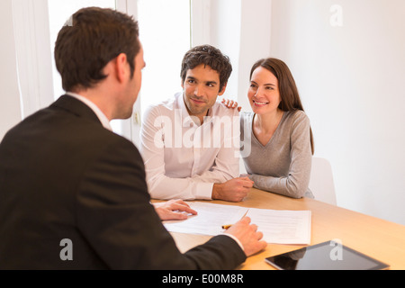 Donna Uomo advisor ufficio investimenti casa Foto Stock