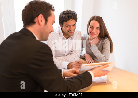 Donna Uomo advisor ufficio investimenti casa Foto Stock