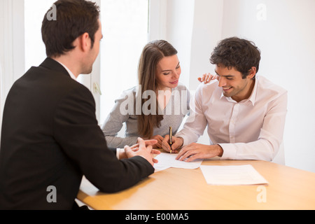 Donna Uomo advisor ufficio investimenti casa Foto Stock