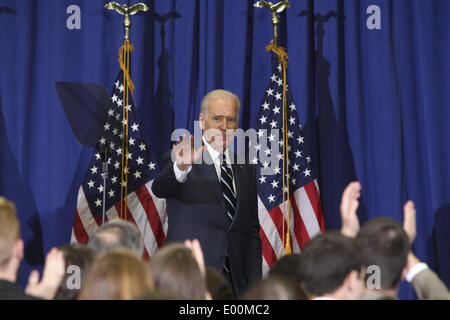 Washington, DC, Stati Uniti d'America. 28 apr 2014. Vice presidente Joe Biden offre commento sul bilancio e di economia politica, oggi presso la George Washington University. Credito: Oliver Contreras/ZUMA filo/ZUMAPRESS.com/Alamy Live News Foto Stock