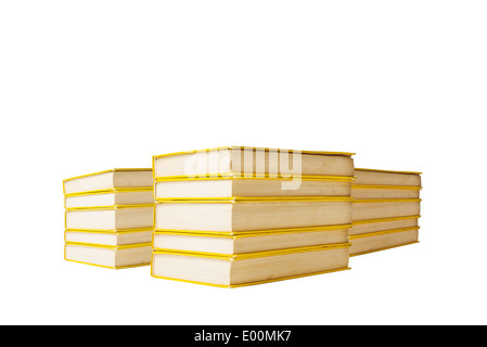 Pila di libri usati con hardcovers giallo su sfondo bianco Foto Stock