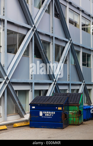 Diagonale di controventamento in acciaio aggiunto ad un edificio per un aggiornamento sismica Foto Stock