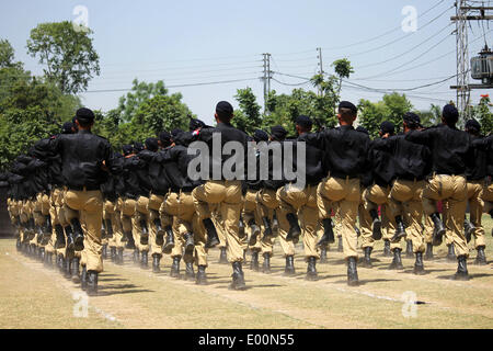 Lahore. 28 apr 2014. La polizia commandos visualizzare le loro competenze durante un passaggio fuori parade, dopo il completamento della loro tre mesi di formazione presso il Pakistan Ranger (Punjab) Sede in Pakistan orientale di Lahore il 28 aprile 2014. Circa 165 poliziotti hanno completato la loro formazione commando il lunedì per la lotta contro il terrorismo in Pakistan Ranger (Punjab) Sede a Lahore. Credito: Jamil Ahmed/Xinhua/Alamy Live News Foto Stock