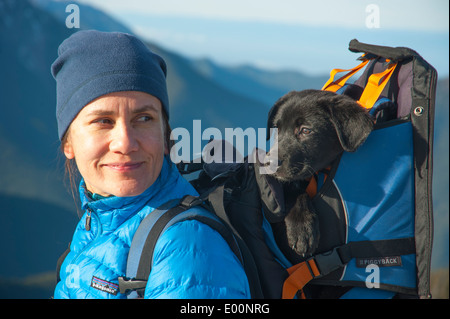 Le donne che camminano con il cucciolo si divertono nello zaino nello stato della penisola olimpica di Washington, a nord-ovest del Parco nazionale olimpico di Mount Townsend, Stati Uniti Foto Stock