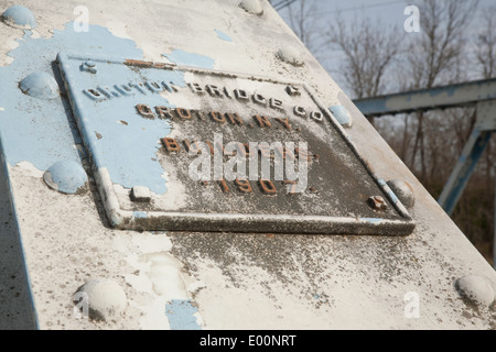 La placca di ferro su un vecchio ponte sul Champlain Canal che è parte della stato di New York il sistema di canale. Ponte di Groton Company. Foto Stock