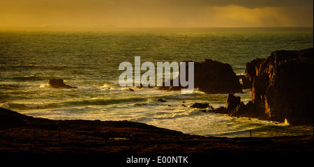 Luce della sera sul mare di pile a Mangersta, isola di Lewis, Ebridi Esterne, Scozia Foto Stock