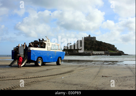 Traghetti passeggeri a Marazion Beach affacciato su St Michael's Mount in Cornovaglia Foto Stock