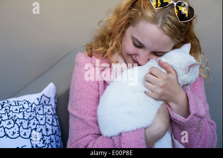 Amanti del gatto provengono da vicino e da lontano per la Cat Cafe on the Bowery a New York il suo giorno di inaugurazione Foto Stock