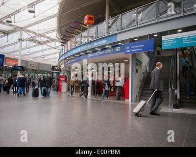 L'atrio principale della stazione dei treni di Manchester Piccadilly Foto Stock