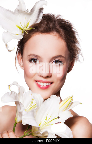 Bellezza ritratto di donna bella con il giglio isolato su bianco Foto Stock