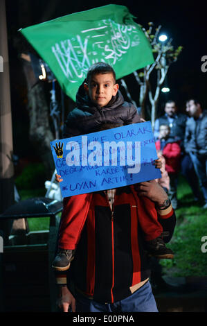 Istanbul, Turchia. 28 apr 2014. I sostenitori del deposto presidente egiziano Mohamed Morsi chant slogan e portano bandiere contro l'esercito egiziano durante una manifestazione di protesta a Istanbul, in Turchia, il 28 aprile 2014. Alcuni dimostranti turchi hanno fatto irruzione in consolato egiziano in Istanbul il lunedì sera quando centinaia di loro protestavano contro un tribunale egiziano la precedente decisione di frase 683 Fratellanza Musulmana sostenitori alla morte. Credito: Lu Zhe/Xinhua/Alamy Live News Foto Stock