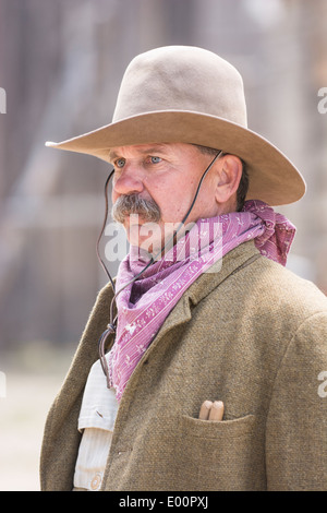 Un uomo vestito in tradizionale abbigliamento occidentale; circa ottocento; Santa Clarita Cowboy Festival Foto Stock