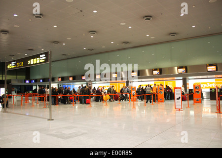 Banchi check in presso l'aeroporto di Barcellona Foto Stock