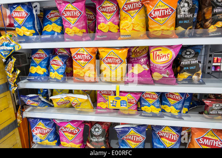 Sydney Australia,Haymarket,EzyMart,minimarket,snack,snack,cibo spazzatura,vendita marche,vendita,Smith,patatine,scaffali,AU1403082 Foto Stock