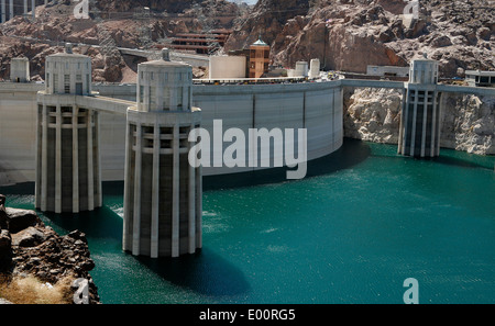 Grandi torri di aspirazione prendere acqua dal Lago Mead in diga per creare energia idroelettrica. Foto Stock