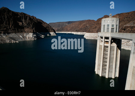 Grandi torri di aspirazione prendere acqua dal lago Mead in diga per creare energia idroelettrica. Foto Stock