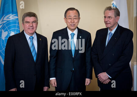 (140429) -- New York, 29 aprile 2014 (Xinhua) -- Segretario Generale delle Nazioni Unite Ban Ki-moon (C), il Comitato Olimpico Internazionale chief Thomas Bach (L) ed ex capo Jacques Rogge posano per una foto presso la sede delle Nazioni Unite a New York, il 28 aprile 2014. Il Segretario Generale delle Nazioni Unite Ban Ki-moon e il Comitato Olimpico Internazionale chief Thomas Bach ha firmato un accordo di lunedì volto a rafforzare la collaborazione tra le due organizzazioni al fine di promuovere il ruolo dello sport per lo sviluppo e la pace. Il CIO, al quale era stato concesso l ONU lo status di osservatore nel 2009, ha a lungo goduto di forti legami con le singole nazioni unite Foto Stock