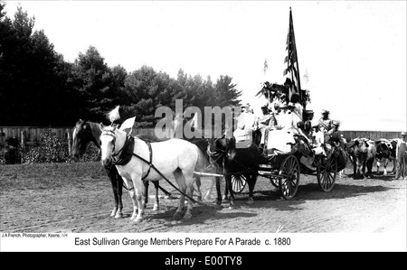 L'East Sullivan Grange a Sullivan, New Hampshire, è raffigurato con membri che partecipano ad attività comunitarie, come cerimonie di bandiera e tradizionali corse in carrozza trainata da cavalli. L'immagine riflette la storia locale e l'importanza delle organizzazioni comunitarie nell'America rurale. Foto Stock