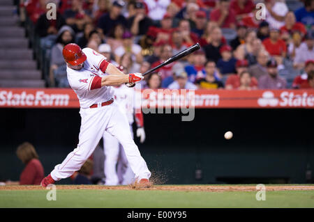 Anaheim, CA, Stati Uniti d'America. 28 apr 2014. Aprile 28, 2014 - Anaheim, CA, Stati Uniti d'America - Los Angeles Angeli terzo baseman David Freese (6) pipistrelli durante la partita MLB tra Cleveland Indians e Los Angeles Angeli alla Angels Stadium di Anaheim, CA. Credito: csm/Alamy Live News Foto Stock